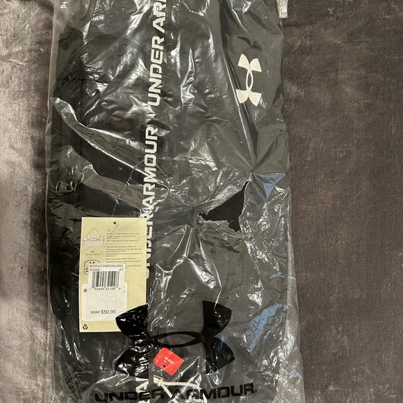 NWT Under Armour Gym Bag in BLACK - Picture 4 of 5